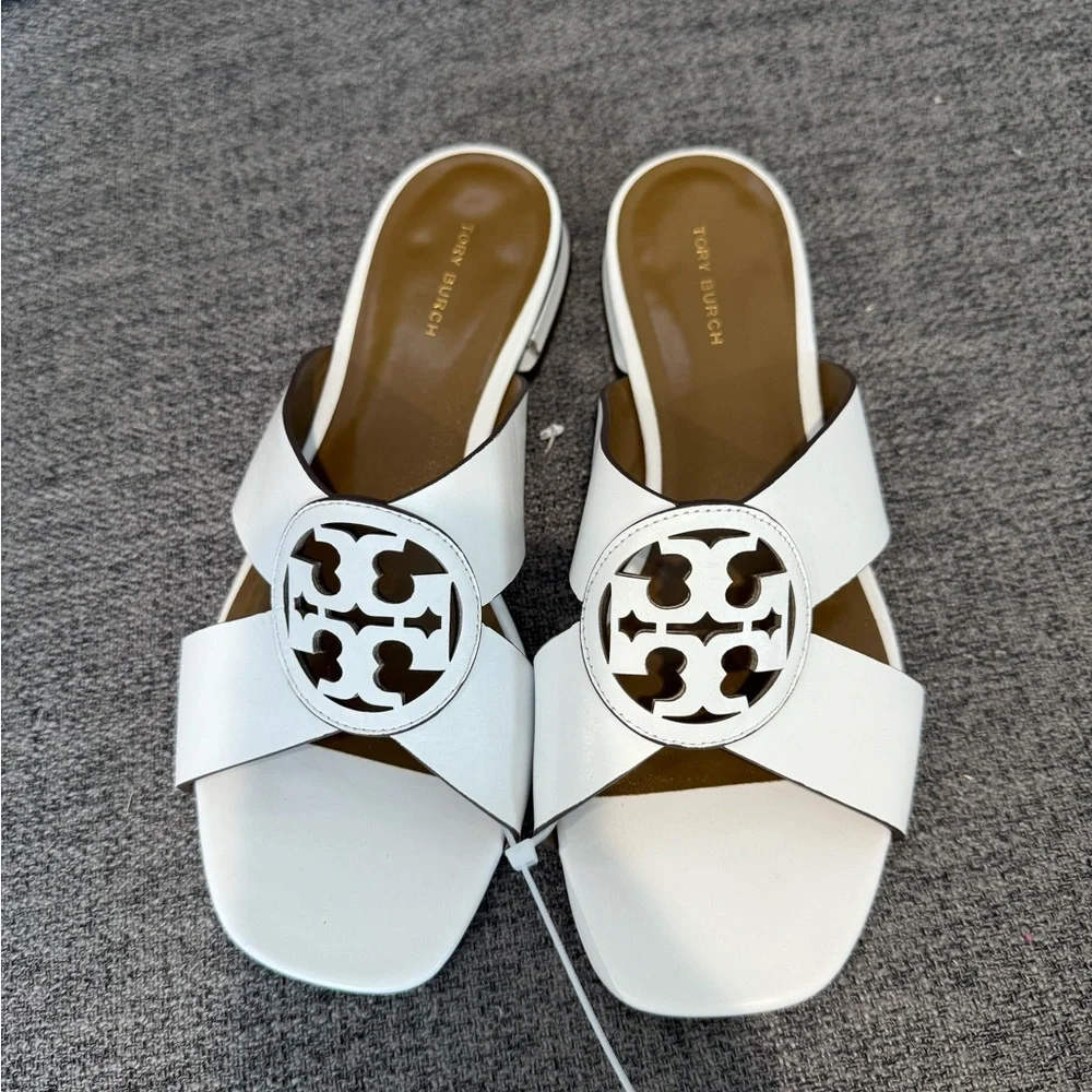 Tory Burch White Sandals with white Medallion - Picture 4 of 10
